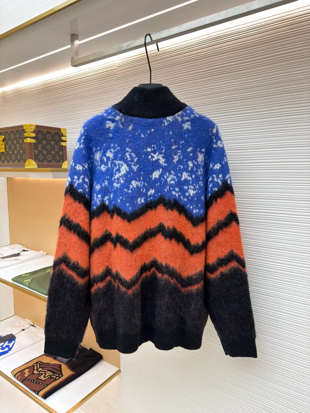 LOUIS VUITTON wavy pattern snow cardigan ●Original version: Purchased and developed for 17900 ●Item number: 1680991-D15 ●Fabric: mohair fabric ●Technology: jacquard weaving ●Version: loose fit ●Weight: about 945 grams ●Size: XS-S-M-L ●Description: Referring to the feel of the original version, we use the higher-cost [high-end custom yarn 30% mohai 30% wool thread], and use the original version for [coloring and dyeing]; the style uses the [latest Cixin 5-needle dual-system machine] for jacquard knitting. During the weaving, the sand spit is alternately knitted back and forth, and it takes [160 minutes to knit the piece] Parallel and even speed knitting, the texture of the garment pieces is clear, there is no code, and there will be no flower patches on the garment pieces, which greatly ensures the texture and clear texture of the garment pieces; Fleece catching process: This process is particularly troublesome and has many processes. After returning from washing, we need to attach the breasts of the clothes to both sides, [manual manual connection], and connect them together. After that, iron the clothes for the first time, straighten and straighten them, and then pick the hair. In order to ensure that every position is caught and thoroughly scratched, even the pocket patches and chest patches are specially scratched by manual connection. After scratching, they are then sanded and sprayed with expensive care potion to straighten the mohair and wool on the clothes so that the hair will not get messy easily. It will be like the market version, the hair picked out will be the same as that of a dog; after the finishing process, the garment pieces will be [naturally dried], [buttoned and opened], and finally, the preliminary inspection, general inspection, final ironing, cleaning of other stray hairs on the surface, and then packaging and shipment. The process will be much more than that of ordinary styles, and the cycle will be much longer than normal. The overall wiring is straight and delicate, the fabric is comfortable and soft, and the color is consistent without color difference. It can be matched with the same style to create a fashionable look and control various occasions. Customized accessories, complete with three standards, same style for men and women!